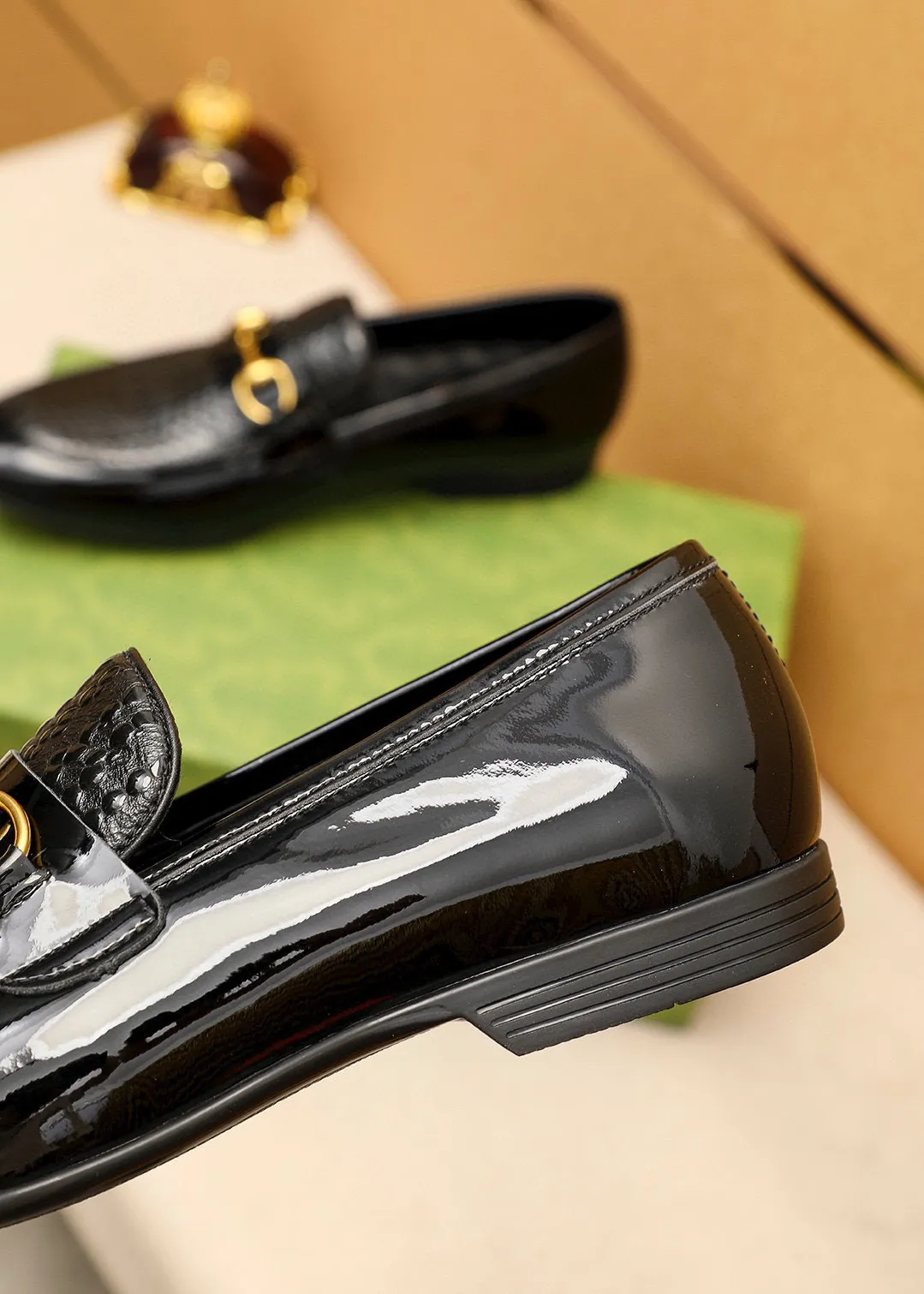 Men's shoes 💰442 💐 Product trademark: GUCCI "Gucci" casual leather shoes Regular size: 38-44 (45🉑️customized) Product materials: Selected imported first-layer patent leather embossed upper + luxury hardware buckle, imported cowhide leather lining. Strong three-dimensional visual effect, rubber outsole Color: 1⃣️color optional